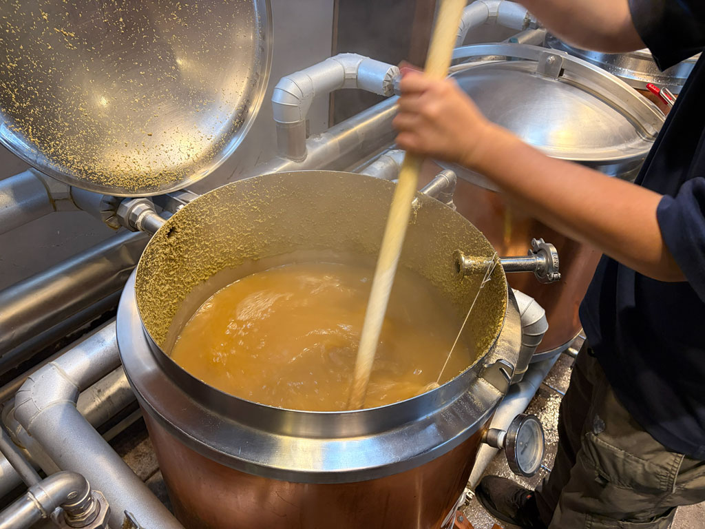 釜の中の麦芽と湯をかき混ぜる作業
